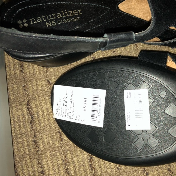 Black short heels - Picture 4 of 6